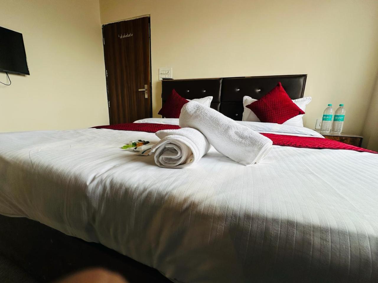 The Lord Krishna Residency Vrindavan Hotell Eksteriør bilde