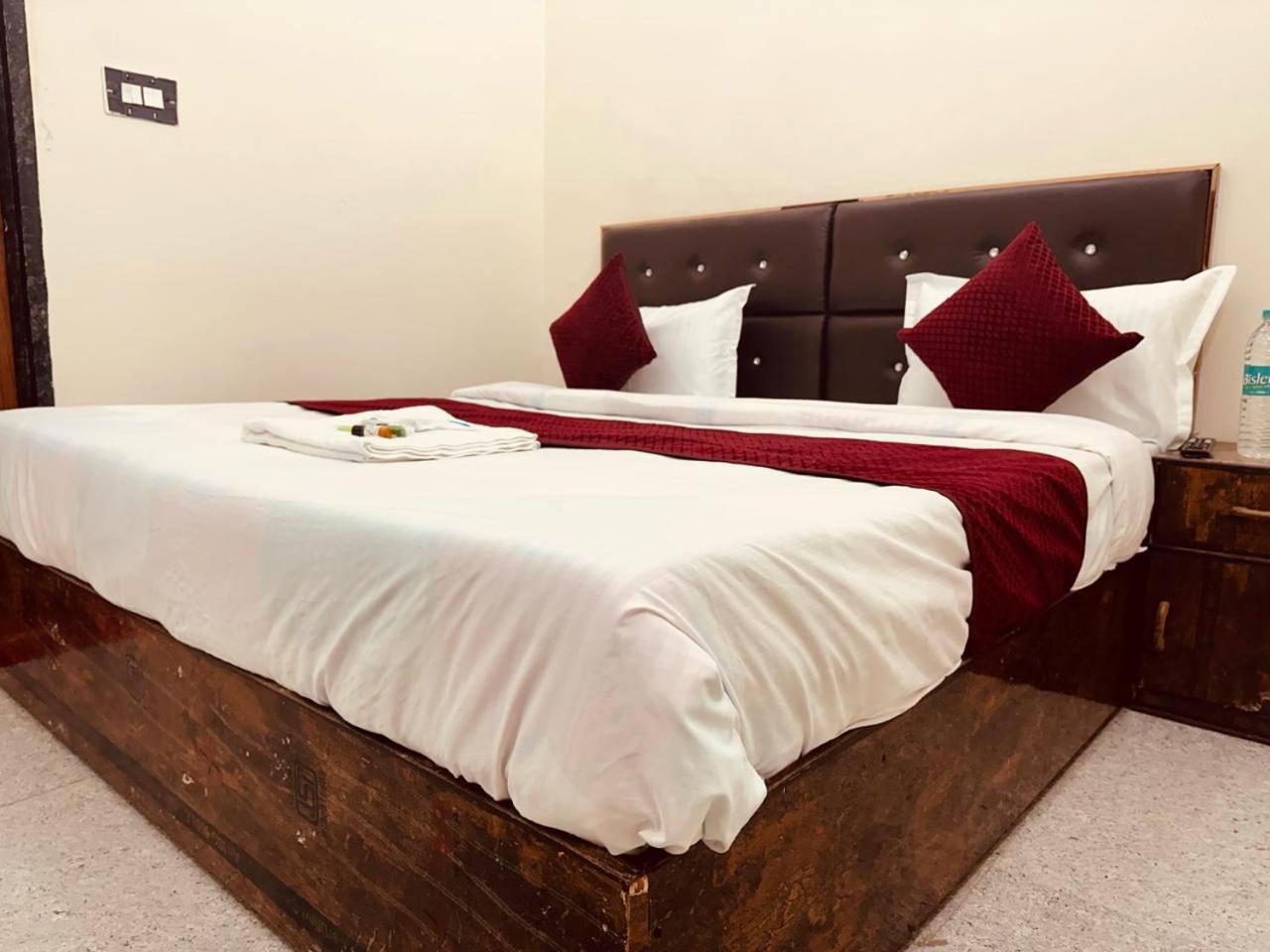 The Lord Krishna Residency Vrindavan Hotell Eksteriør bilde