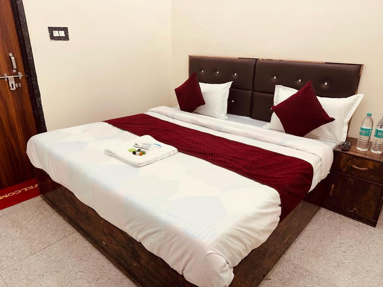 The Lord Krishna Residency Vrindavan Hotell Eksteriør bilde
