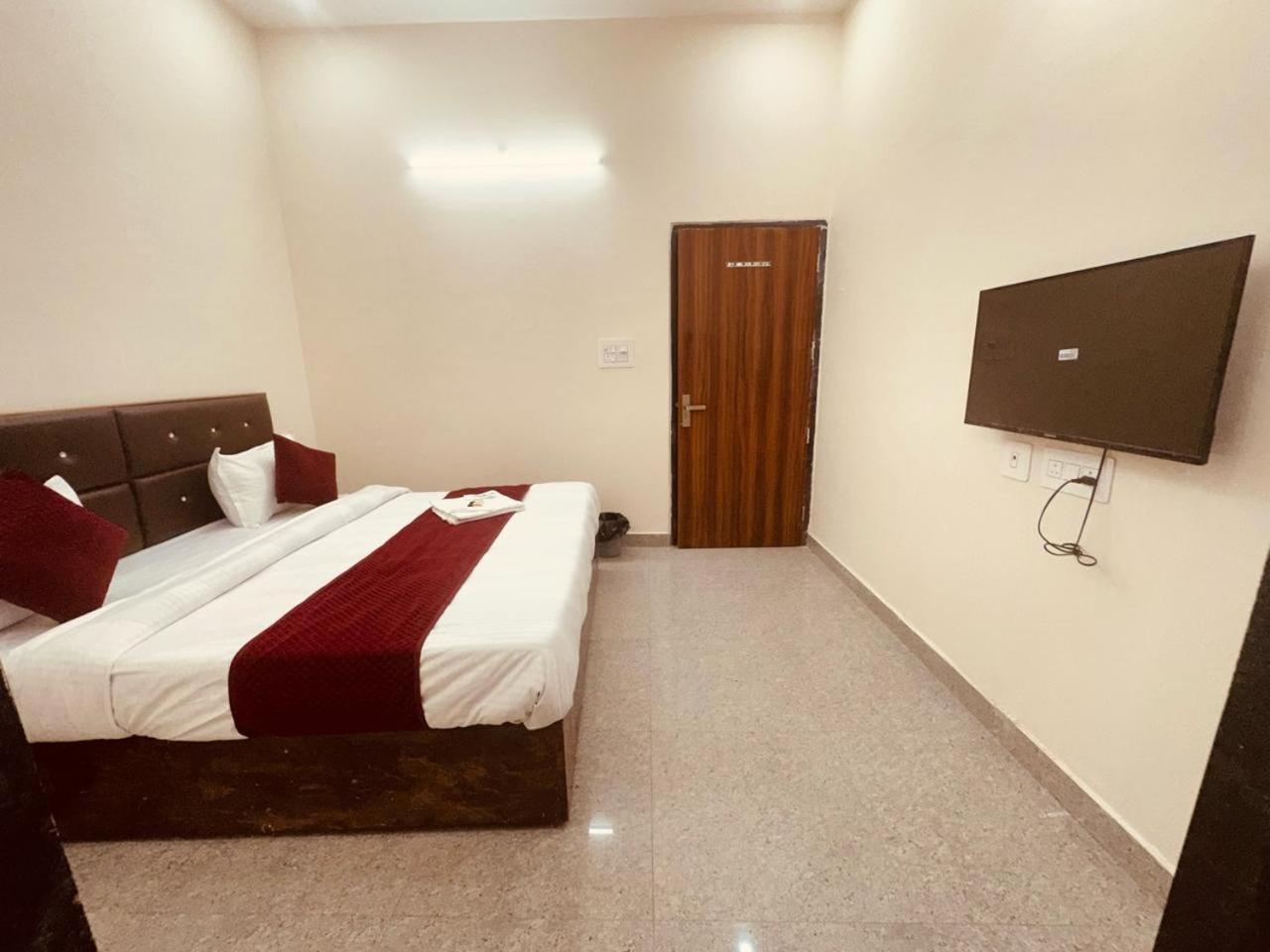 The Lord Krishna Residency Vrindavan Hotell Eksteriør bilde