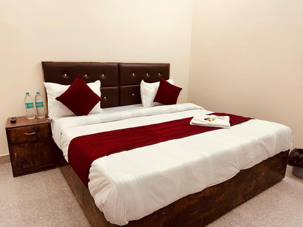 The Lord Krishna Residency Vrindavan Hotell Eksteriør bilde