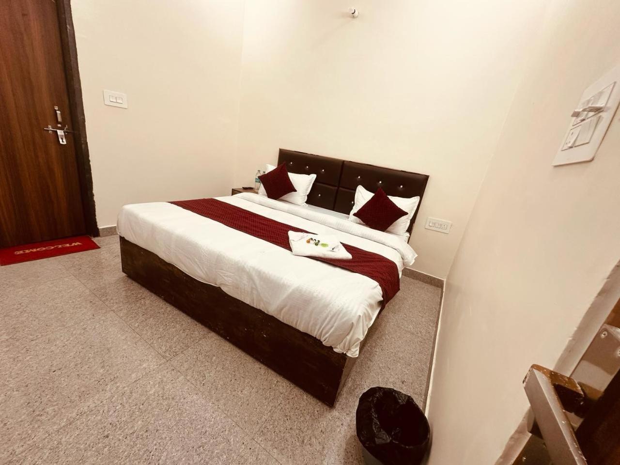 The Lord Krishna Residency Vrindavan Hotell Eksteriør bilde