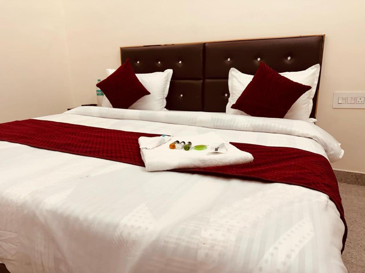 The Lord Krishna Residency Vrindavan Hotell Eksteriør bilde