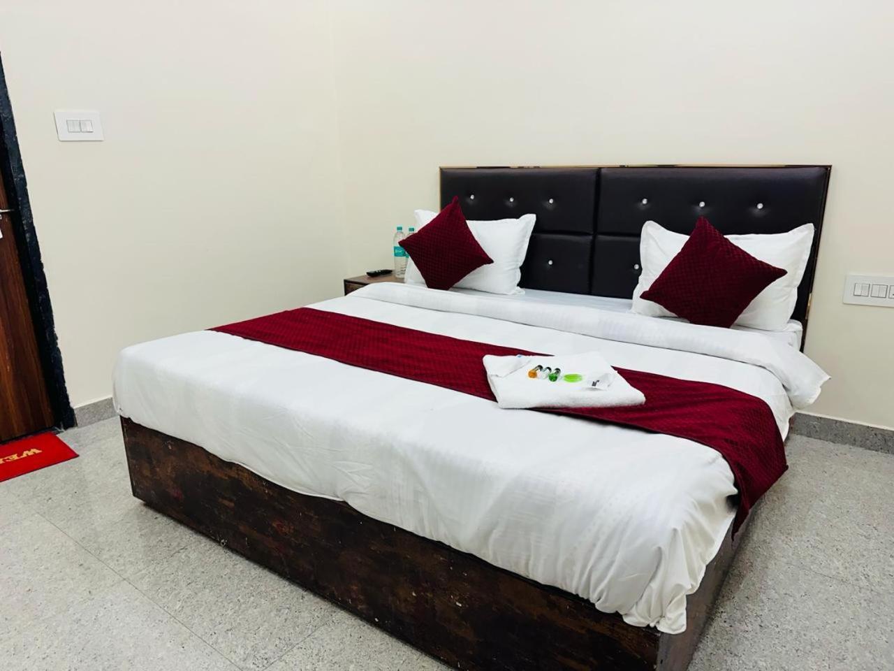 The Lord Krishna Residency Vrindavan Hotell Eksteriør bilde