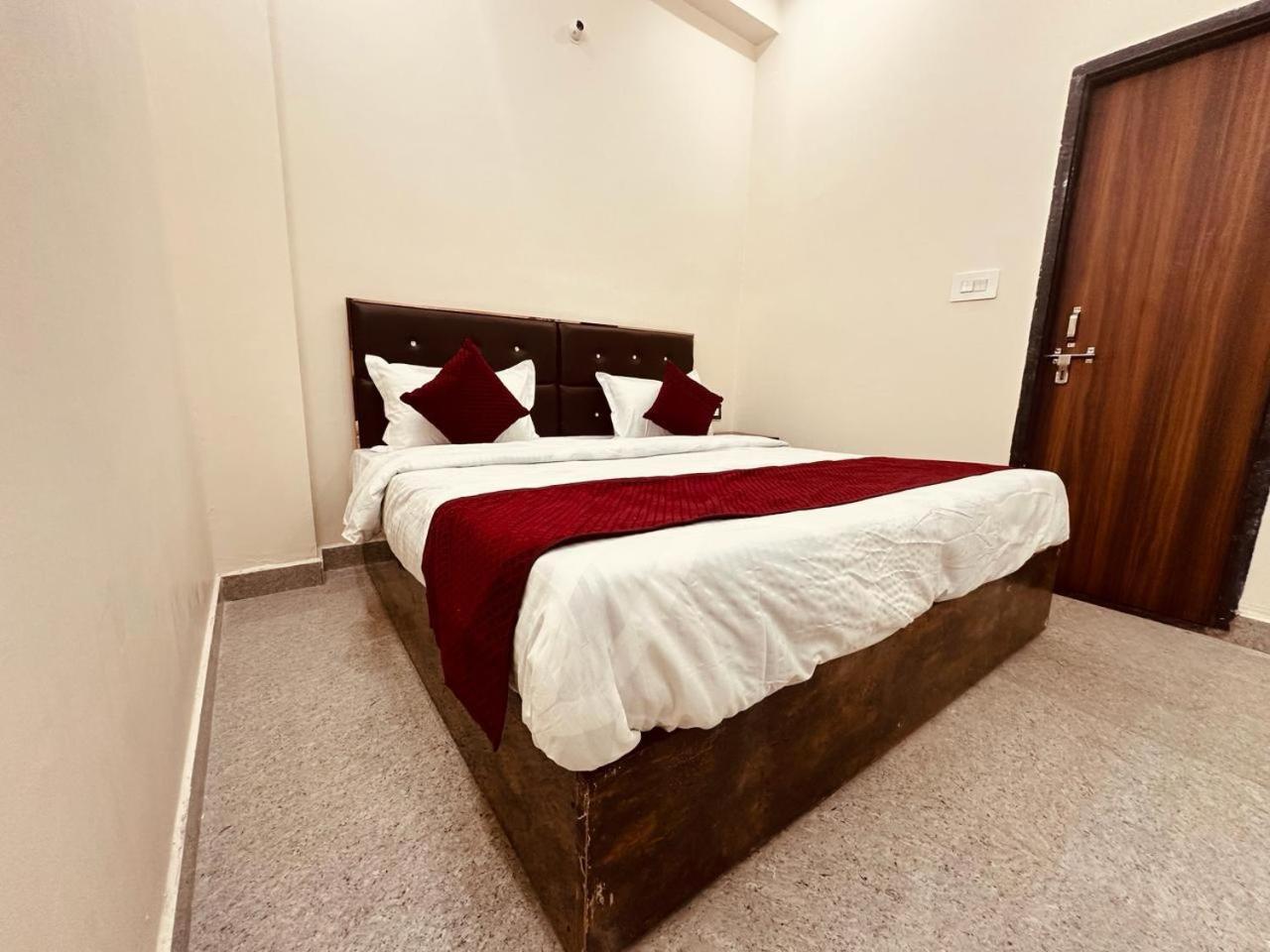 The Lord Krishna Residency Vrindavan Hotell Eksteriør bilde