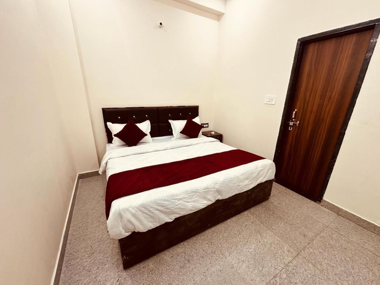 The Lord Krishna Residency Vrindavan Hotell Eksteriør bilde
