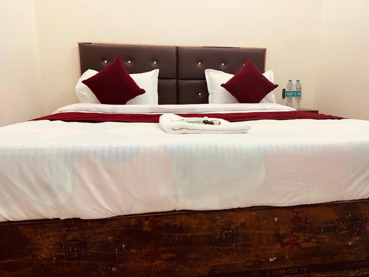 The Lord Krishna Residency Vrindavan Hotell Eksteriør bilde