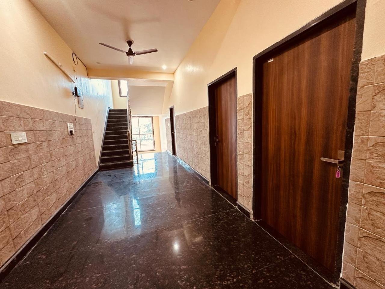 The Lord Krishna Residency Vrindavan Hotell Eksteriør bilde